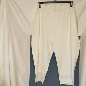 Ladies CATHERINES Suprema Collection Crochet Trim Capris in White - 2X (22/24W)